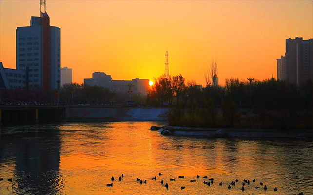 库尔勒：红日照耀孔雀河